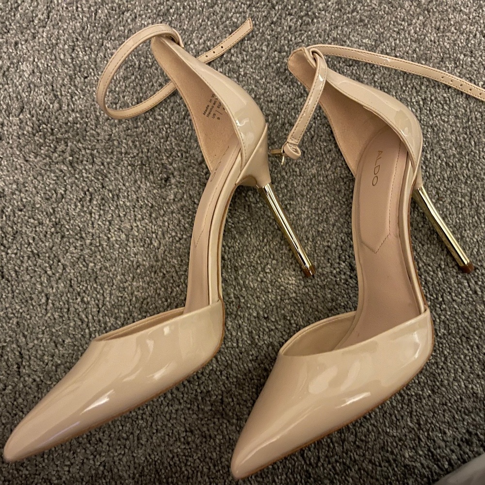 Aldo gold skinny heel Pump!